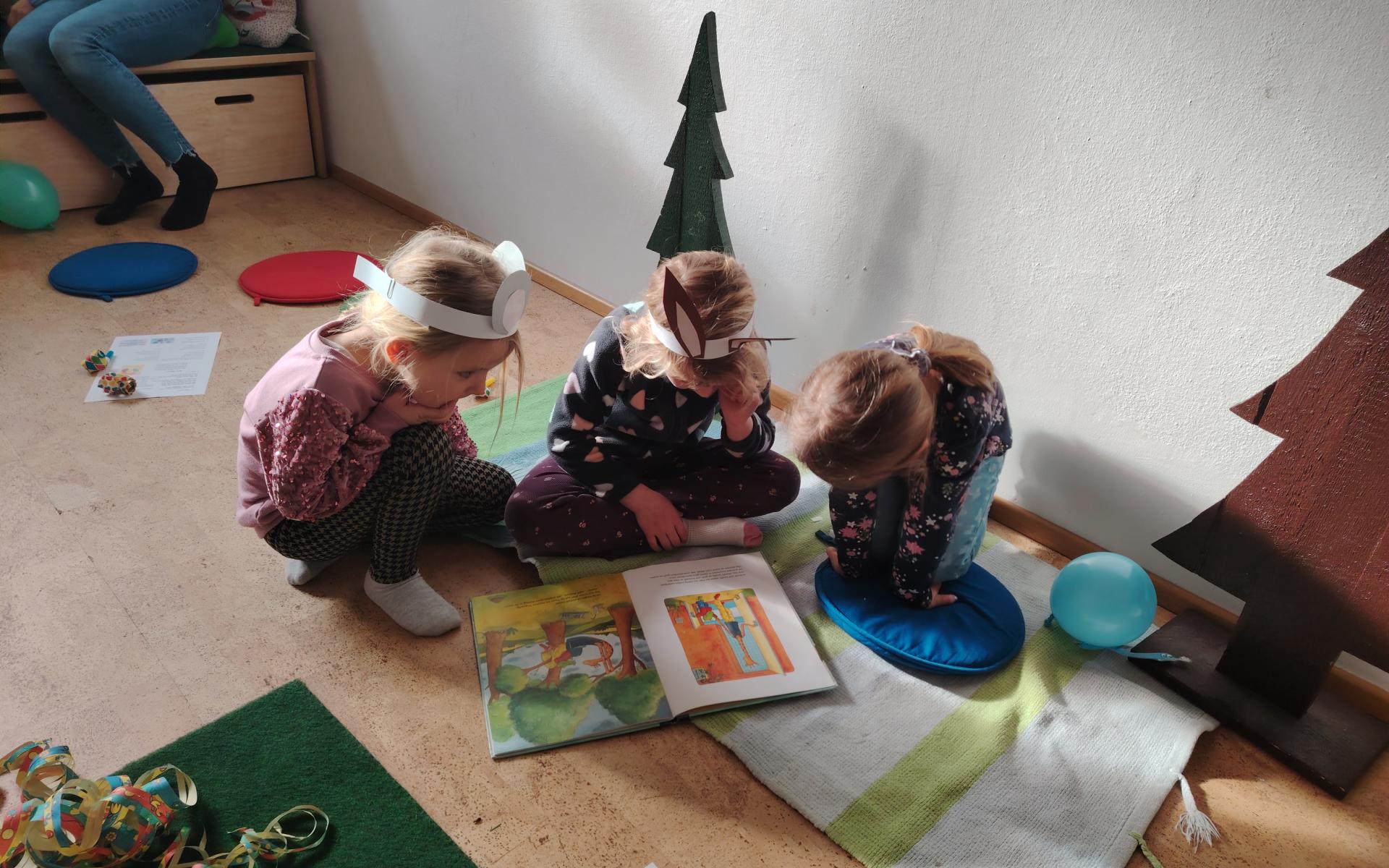 Gemeinsames Lesen in der Bücherei