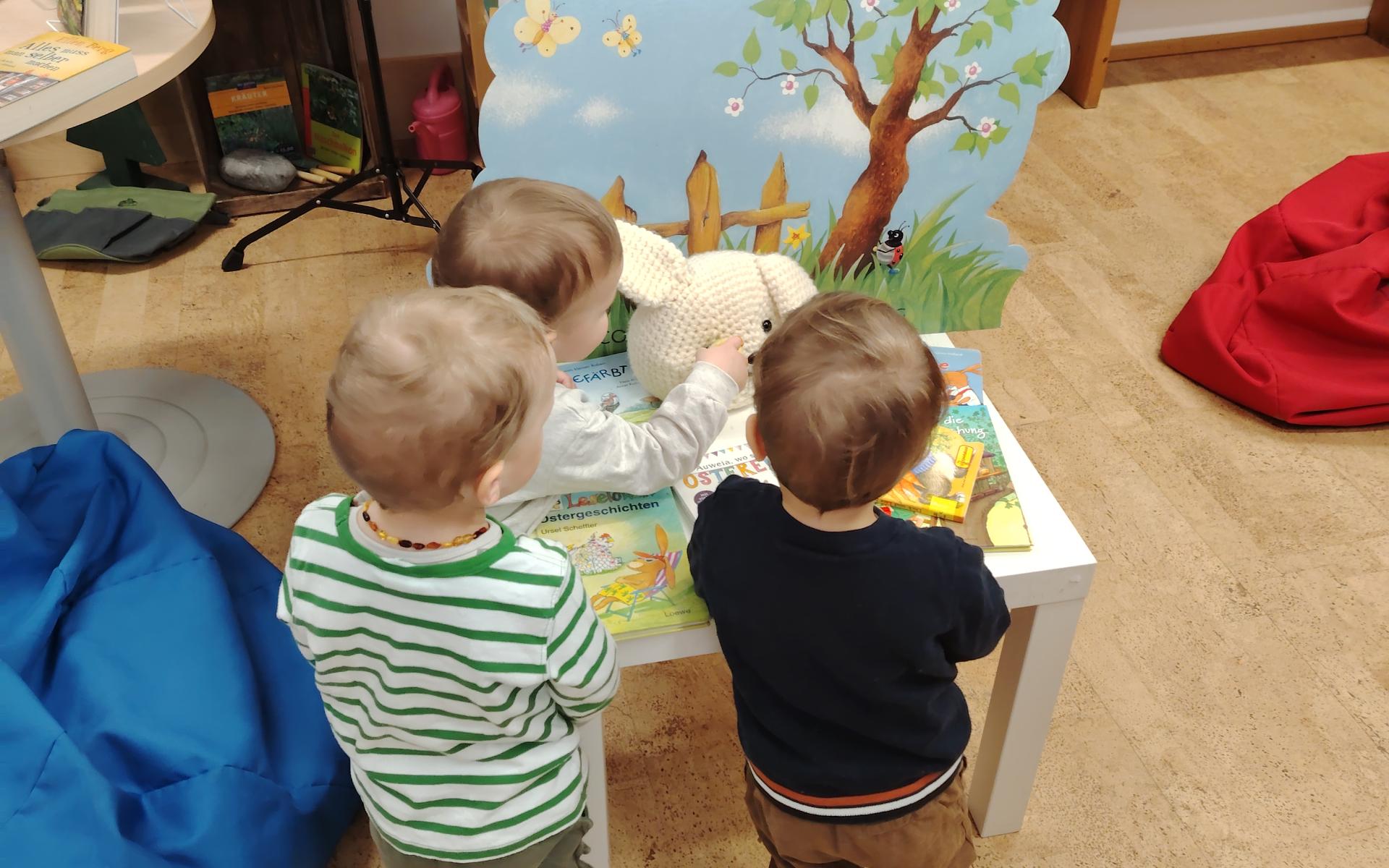 Kinder entdecken die Bücherei