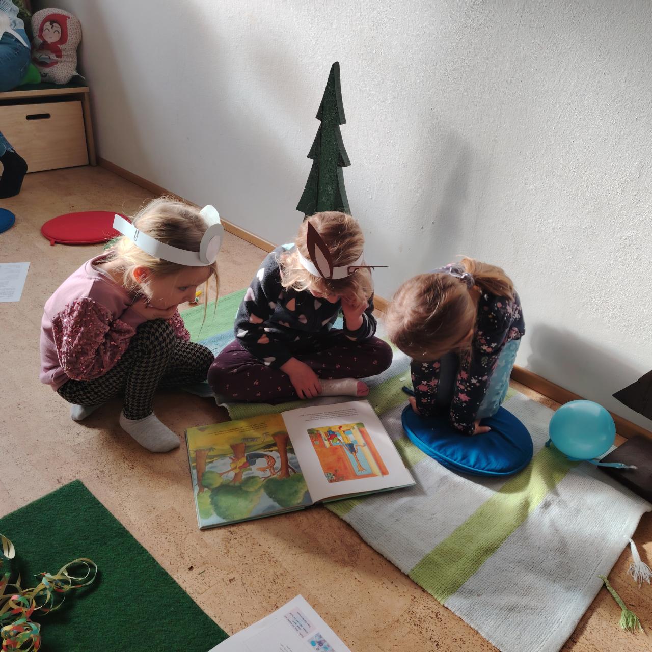 Gemeinsames Lesen in der Bücherei