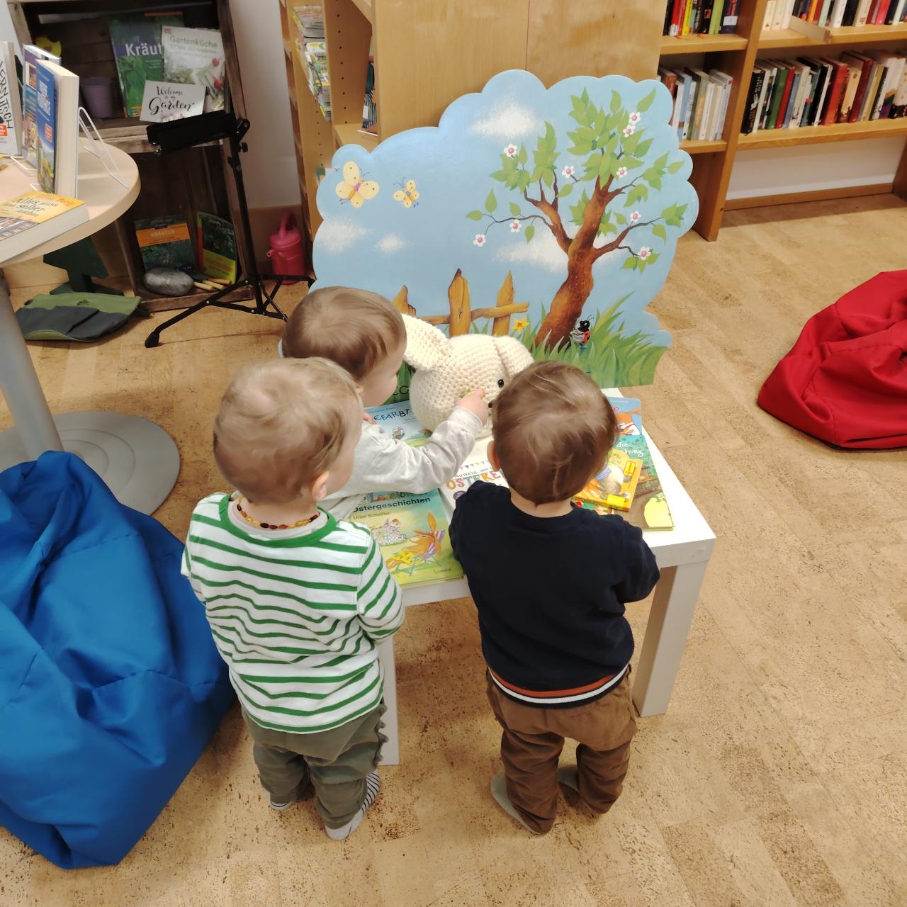 Kinder entdecken die Bücherei